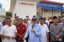 Wakil Ketua Komisi IV DPR RI Ahmad Yohan (kiri), bersama Menteri Koordinator Bidang Pangan Zulkifli Hasan (tengah) dan Menteri Desa dan Pembangunan Daerah Tertinggal Yandri Susanto (kanan) saat turun langsung mengawal pelaksanaan Program Kampung Nelayan Modern (KNMP) Warloka di Kecamatan Komodo, Kabupaten Manggarai Barat, Nusa Tenggara Timur, Kamis (30/7/2026). 