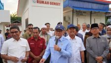 Wakil Ketua Komisi IV DPR RI Ahmad Yohan (kiri), bersama Menteri Koordinator Bidang Pangan Zulkifli Hasan (tengah) dan Menteri Desa dan Pembangunan Daerah Tertinggal Yandri Susanto (kanan) saat turun langsung mengawal pelaksanaan Program Kampung Nelayan Modern (KNMP) Warloka di Kecamatan Komodo, Kabupaten Manggarai Barat, Nusa Tenggara Timur, Kamis (30/7/2026).