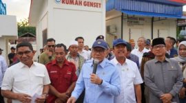 Wakil Ketua Komisi IV DPR RI Ahmad Yohan (kiri), bersama Menteri Koordinator Bidang Pangan Zulkifli Hasan (tengah) dan Menteri Desa dan Pembangunan Daerah Tertinggal Yandri Susanto (kanan) saat turun langsung mengawal pelaksanaan Program Kampung Nelayan Modern (KNMP) Warloka di Kecamatan Komodo, Kabupaten Manggarai Barat, Nusa Tenggara Timur, Kamis (30/7/2026). 