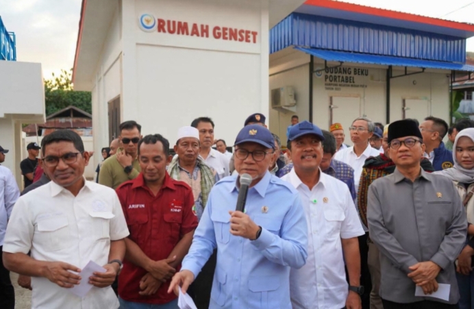 Wakil Ketua Komisi IV DPR RI Ahmad Yohan (kiri), bersama Menteri Koordinator Bidang Pangan Zulkifli Hasan (tengah) dan Menteri Desa dan Pembangunan Daerah Tertinggal Yandri Susanto (kanan) saat turun langsung mengawal pelaksanaan Program Kampung Nelayan Modern (KNMP) Warloka di Kecamatan Komodo, Kabupaten Manggarai Barat, Nusa Tenggara Timur, Kamis (30/7/2026). 