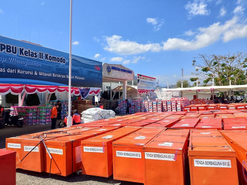 Logistik untuk penanganan darurat gempa bumi di Flores, Nusa Tenggara Timur (NTT), menumpuk di halaman Kantor UPBU Komodo, Labuan Bajo, Jumat (21/8/2026) pagi. Foto: Sarifudin/GBRNews.id