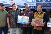 Kepala BPK Perwakilan NTT Triyantoro menyerahkan bantuan Rp320 juta dan sembako kepada Wakil Gubernur NTT Johni Asadoma untuk korban gempa Flores, Jumat (21/8/2026). Foto: Jon – Grace