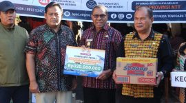 Kepala BPK Perwakilan NTT Triyantoro menyerahkan bantuan Rp320 juta dan sembako kepada Wakil Gubernur NTT Johni Asadoma untuk korban gempa Flores, Jumat (21/8/2026). Foto: Jon – Grace
