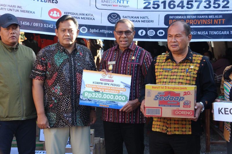 Kepala BPK Perwakilan NTT Triyantoro menyerahkan bantuan Rp320 juta dan sembako kepada Wakil Gubernur NTT Johni Asadoma untuk korban gempa Flores, Jumat (21/8/2026). Foto: Jon – Grace
