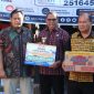 Kepala BPK Perwakilan NTT Triyantoro menyerahkan bantuan Rp320 juta dan sembako kepada Wakil Gubernur NTT Johni Asadoma untuk korban gempa Flores, Jumat (21/8/2026). Foto: Jon – Grace