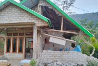 Kondisi rumah warga di Desa Bangka Lewat, Kecamatan Kuwus, Kabupaten Manggarai Barat, yang mengalami rusak berat hingga roboh akibat gempa bumi.
