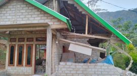 Kondisi rumah warga di Desa Bangka Lewat, Kecamatan Kuwus, Kabupaten Manggarai Barat, yang mengalami rusak berat hingga roboh akibat gempa bumi.