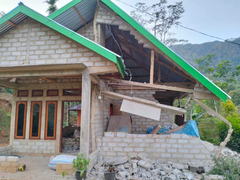 Kondisi rumah warga di Desa Bangka Lewat, Kecamatan Kuwus, Kabupaten Manggarai Barat, yang mengalami rusak berat hingga roboh akibat gempa bumi.
