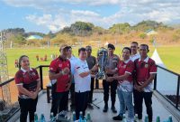 Wakil Bupati Manggarai Barat, Yulianus Weng (tengah) saat menyerahkan Trofi Kejuaraan PSSI Cup II kepada panitia, Sabtu (8/8/2026) sore. Foto Rino/GBRNews.id
