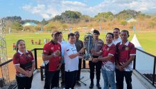 Wakil Bupati Manggarai Barat, Yulianus Weng (tengah) saat menyerahkan Trofi Kejuaraan PSSI Cup II kepada panitia, Sabtu (8/8/2026) sore. Foto Rino/GBRNews.id