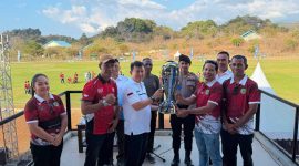 Wakil Bupati Manggarai Barat, Yulianus Weng (tengah) saat menyerahkan Trofi Kejuaraan PSSI Cup II kepada panitia, Sabtu (8/8/2026) sore. Foto Rino/GBRNews.id