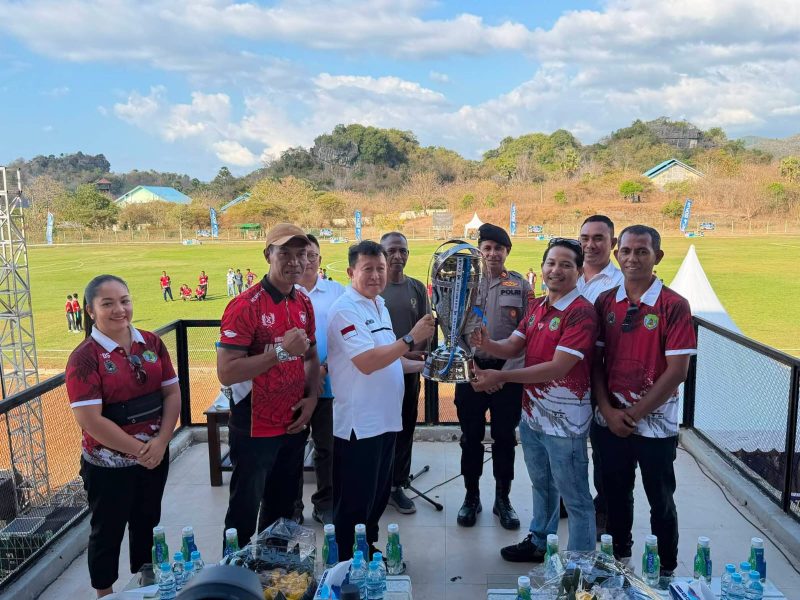 Wakil Bupati Manggarai Barat, Yulianus Weng (tengah) saat menyerahkan Trofi Kejuaraan PSSI Cup II kepada panitia, Sabtu (8/8/2026) sore. Foto Rino/GBRNews.id