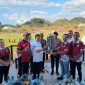 Wakil Bupati Manggarai Barat, Yulianus Weng (tengah) saat menyerahkan Trofi Kejuaraan PSSI Cup II kepada panitia, Sabtu (8/8/2026) sore. Foto Rino/GBRNews.id