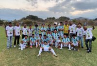 Skuad Komodo United pada laga perdana Grup H Open Turnamen PSSI Cup II Manggarai Barat, Minggu (9/8/2026) sore. Foto Rino/GBRNews.id 