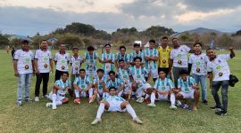 Skuad Komodo United pada laga perdana Grup H Open Turnamen PSSI Cup II Manggarai Barat, Minggu (9/8/2026) sore. Foto Rino/GBRNews.id 