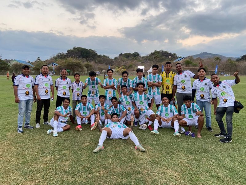 Skuad Komodo United pada laga perdana Grup H Open Turnamen PSSI Cup II Manggarai Barat, Minggu (9/8/2026) sore. Foto Rino/GBRNews.id 