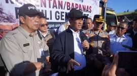 Kepala Badan Pangan Nasional (Bapanas) yang juga Menteri Pertanian Andi Amran Sulaiman (tengah) saat mengunjungi lokasi pengungsian di Kecamatan Reok, Kabupaten Manggarai, pada Rabu siang (19/8/2026). Foto Rino/GBRNews.id