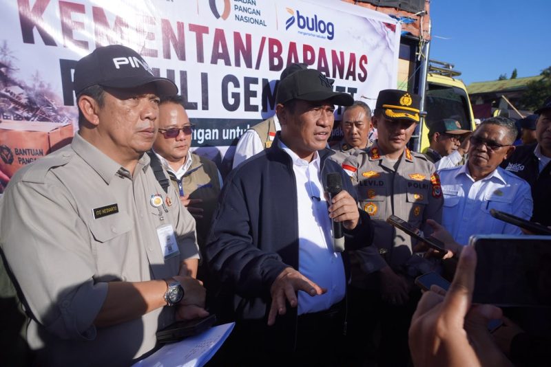 Kepala Badan Pangan Nasional (Bapanas) yang juga Menteri Pertanian Andi Amran Sulaiman (tengah) saat mengunjungi lokasi pengungsian di Kecamatan Reok, Kabupaten Manggarai, pada Rabu siang (19/8/2026). Foto Rino/GBRNews.id