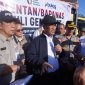 Kepala Badan Pangan Nasional (Bapanas) yang juga Menteri Pertanian Andi Amran Sulaiman (tengah) saat mengunjungi lokasi pengungsian di Kecamatan Reok, Kabupaten Manggarai, pada Rabu siang (19/8/2026). Foto Rino/GBRNews.id