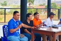 Ketua PSSI Kabupaten Manggarai Barat, Marianus Yono Jehanu (kiri), pada Technical  Meeting (TM) PSSI Cup II Kabupaten Manggarai Barat. 
