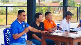 Ketua PSSI Kabupaten Manggarai Barat, Marianus Yono Jehanu (kiri), pada Technical  Meeting (TM) PSSI Cup II Kabupaten Manggarai Barat. 