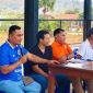 Ketua PSSI Kabupaten Manggarai Barat, Marianus Yono Jehanu (kiri), pada Technical  Meeting (TM) PSSI Cup II Kabupaten Manggarai Barat. 