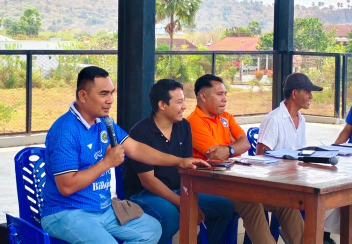 Ketua PSSI Kabupaten Manggarai Barat, Marianus Yono Jehanu (kiri), pada Technical  Meeting (TM) PSSI Cup II Kabupaten Manggarai Barat. 