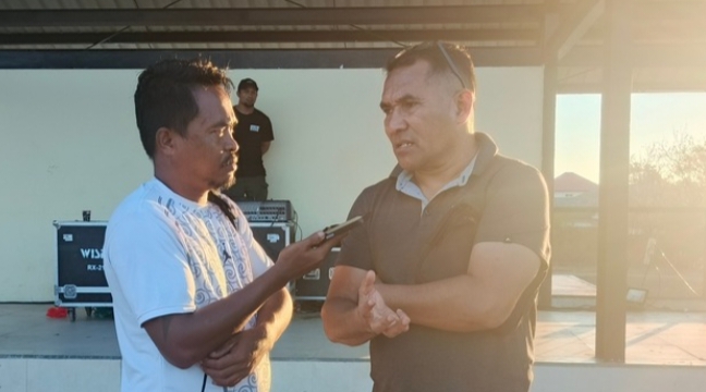 Coach Kletus Gabhe saat menyaksikan langsung Open Turnamen PSSI Cup II Manggarai Barat 2026 di Stadion Komodo, Labuan Bajo, Senin (10/8) sore. Foto Rino/GBRNews.id