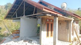 Kondisi rumah milik Fransiskus Maji di Kampung Watu Mundung, Desa Golo Meni pasca dilanda gempa M 7,7, Sabtu (15/8/2026) pagi. Foto Rino/GBRNews.id