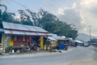 Suasana di Pasar Mukun, Kecamatan Kota Komba Utara menunjukkan sejumlah POM mini dan penjual BBM eceran dalam kondisi kosong total, Minggu (16/8/2026) sore. Foto Rino/GBRNews.id