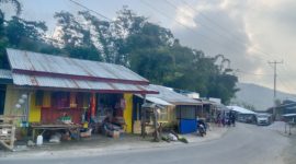 Suasana di Pasar Mukun, Kecamatan Kota Komba Utara menunjukkan sejumlah POM mini dan penjual BBM eceran dalam kondisi kosong total, Minggu (16/8/2026) sore. Foto Rino/GBRNews.id