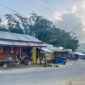 Suasana di Pasar Mukun, Kecamatan Kota Komba Utara menunjukkan sejumlah POM mini dan penjual BBM eceran dalam kondisi kosong total, Minggu (16/8/2026) sore. Foto Rino/GBRNews.id