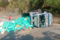 Truk bernomor polisi F 8803 VC yang mengangkut sekitar 10 ton kulit kemiri terbalik hingga melintang di badan jalan tepat di di Menurun Wae Nengke, Desa Siru, Kecamatan Lembor, Kabupaten Manggarai Barat, Selasa (18/8/2026) sekitar pukul 15.30 Wita. Foto Rino/GBRNews.id