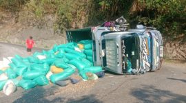 Truk bernomor polisi F 8803 VC yang mengangkut sekitar 10 ton kulit kemiri terbalik hingga melintang di badan jalan tepat di di Menurun Wae Nengke, Desa Siru, Kecamatan Lembor, Kabupaten Manggarai Barat, Selasa (18/8/2026) sekitar pukul 15.30 Wita. Foto Rino/GBRNews.id
