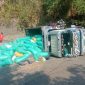Truk bernomor polisi F 8803 VC yang mengangkut sekitar 10 ton kulit kemiri terbalik hingga melintang di badan jalan tepat di di Menurun Wae Nengke, Desa Siru, Kecamatan Lembor, Kabupaten Manggarai Barat, Selasa (18/8/2026) sekitar pukul 15.30 Wita. Foto Rino/GBRNews.id