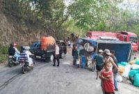 Anggota Polsek Lembor tengah merekayasa arus lalu lintas di lokasi truk terbalik di Wae Nengke, Desa Siru, Kecamatan Lembor, Manggarai Barat, Selasa (18/8/2026) sore. Foto Rino/GBRNews.id
