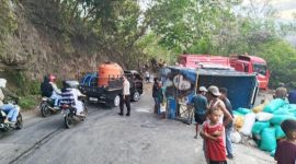 Anggota Polsek Lembor tengah merekayasa arus lalu lintas di lokasi truk terbalik di Wae Nengke, Desa Siru, Kecamatan Lembor, Manggarai Barat, Selasa (18/8/2026) sore. Foto Rino/GBRNews.id