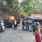 Anggota Polsek Lembor tengah merekayasa arus lalu lintas di lokasi truk terbalik di Wae Nengke, Desa Siru, Kecamatan Lembor, Manggarai Barat, Selasa (18/8/2026) sore. Foto Rino/GBRNews.id