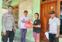Kades Nggorang Bonifasius Mansur, Bhabinkamtibmas Aipda Yulius L. Sare bersama Sekdes Robertus Rita saat menyerahkan bantuan kepada korban pascagempa, Rabu (19/8/2026) siang. Foto Rino/GBRNews.id