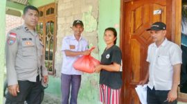 Kades Nggorang Bonifasius Mansur, Bhabinkamtibmas Aipda Yulius L. Sare bersama Sekdes Robertus Rita saat menyerahkan bantuan kepada korban pascagempa, Rabu (19/8/2026) siang. Foto Rino/GBRNews.id
