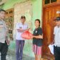 Kades Nggorang Bonifasius Mansur, Bhabinkamtibmas Aipda Yulius L. Sare bersama Sekdes Robertus Rita saat menyerahkan bantuan kepada korban pascagempa, Rabu (19/8/2026) siang. Foto Rino/GBRNews.id