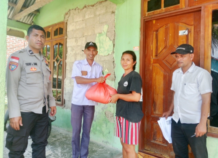 Kades Nggorang Bonifasius Mansur, Bhabinkamtibmas Aipda Yulius L. Sare bersama Sekdes Robertus Rita saat menyerahkan bantuan kepada korban pascagempa, Rabu (19/8/2026) siang. Foto Rino/GBRNews.id