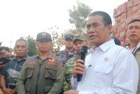 Kepala Bapanas Andi Amran Sulaiman (tengah) didampingi Bupati Manggarai Barat Edistasius Endi (kiri) saat mendatangi lokasi pelepasan bantuan pangan bagi korban gempa Flores di Kantor BPBD Manggarai Barat, Rabu (19/8/2026). Foto: Rino/GBRNews.id