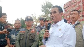 Kepala Bapanas Andi Amran Sulaiman (tengah) didampingi Bupati Manggarai Barat Edistasius Endi (kiri) saat mendatangi lokasi pelepasan bantuan pangan bagi korban gempa Flores di Kantor BPBD Manggarai Barat, Rabu (19/8/2026). Foto: Rino/GBRNews.id