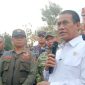 Kepala Bapanas Andi Amran Sulaiman (tengah) didampingi Bupati Manggarai Barat Edistasius Endi (kiri) saat mendatangi lokasi pelepasan bantuan pangan bagi korban gempa Flores di Kantor BPBD Manggarai Barat, Rabu (19/8/2026). Foto: Rino/GBRNews.id