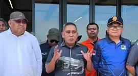 Bupati Manggarai Barat Edistasius Endi (tengah) saat melepas tim pendistribusian 10 ton bantuan logistik bagi warga terdampak gempa di wilayah kepulauan Mabar melalui Pelabuhan Marina Labuan Bajo, Rabu (19/8/2026) pagi. Foto Sarifudin/GBRNews.id