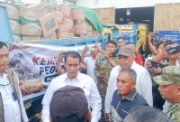 Bupati Manggarai Barat Edistasius Endi (tengah) saat mendampingi Kepala Bapanas Andi Amran Sulaiman (tengah) di lokasi pelepasan bantuan pangan bagi korban gempa Flores di Kantor BPBD Manggarai Barat, Rabu (19/8/2026). Foto: Rino/GBRNews.id