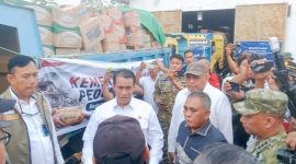 Bupati Manggarai Barat Edistasius Endi (tengah) saat mendampingi Kepala Bapanas Andi Amran Sulaiman (tengah) di lokasi pelepasan bantuan pangan bagi korban gempa Flores di Kantor BPBD Manggarai Barat, Rabu (19/8/2026). Foto: Rino/GBRNews.id
