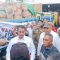 Bupati Manggarai Barat Edistasius Endi (tengah) saat mendampingi Kepala Bapanas Andi Amran Sulaiman (tengah) di lokasi pelepasan bantuan pangan bagi korban gempa Flores di Kantor BPBD Manggarai Barat, Rabu (19/8/2026). Foto: Rino/GBRNews.id