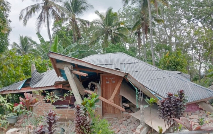 Kondisi rumah warga terdampak di 
Kampung Nobo, Dusun Watu Letang, Desa Tondong Belang, Kecamatan Mbeliling, Kabupaten Manggarai Barat. Foto Yulianus Dirto